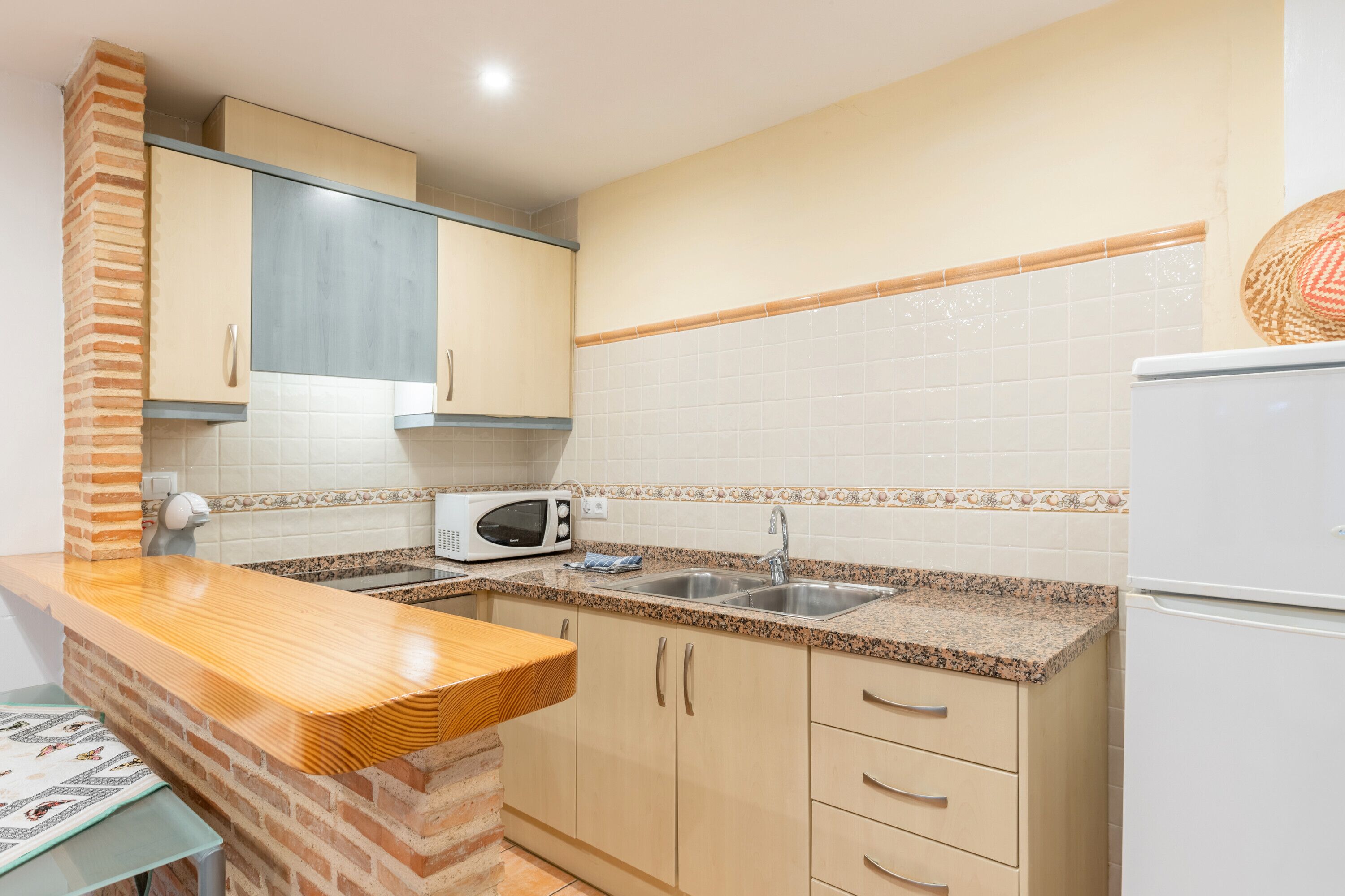 Frigorífico, microondas, horno y placa de cocina