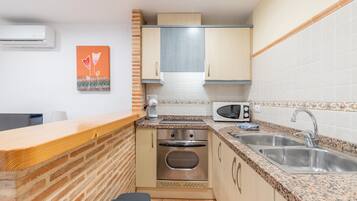 Een koelkast, een magnetron, een oven, een kookplaat