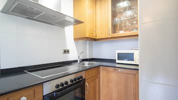 Frigorífico, microondas, horno y placa de cocina
