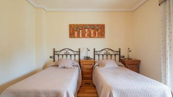 2 slaapkamers, een strijkplank/strijkijzer, gratis wifi, beddengoed