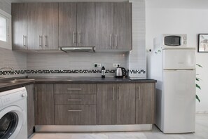 Fridge, microwave, stovetop, electric kettle - Apartment 'Benalmar Bajo C' with Shared Pool, Wi-Fi and Air Conditioning (Benalmadena)