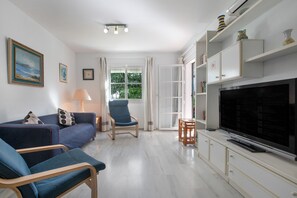 TV - Apartment 'Benalmar Bajo C' with Shared Pool, Wi-Fi and Air Conditioning (Benalmadena)