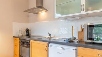 Een koelkast, een microgolfoven, een oven, een kookplaat