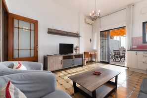 TV - Apartment 'Ole Playa' with Sea View, Wi-Fi and Air Conditioning (Benalmadena)