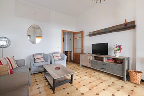 TV - Apartment 'Ole Playa' with Sea View, Wi-Fi and Air Conditioning (Benalmadena)