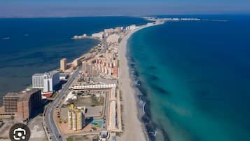 Una spiaggia nelle vicinanze