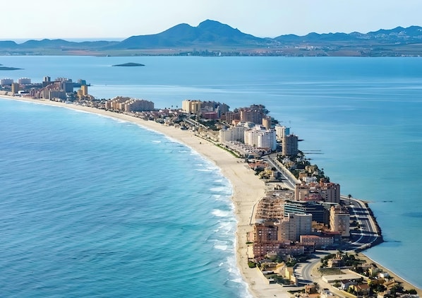 Beach nearby - Apartment 'Eurovosa Vistas Al Mar' with Shared Pool, Shared Garden and Air Conditioning (La Manga)