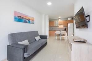 TV - Apartment 'Eurovosa Vistas Al Mar' with Shared Pool, Shared Garden and Air Conditioning (La Manga)