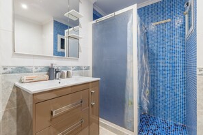 Chuveiro, secador de cabelo, toalhas de banho 