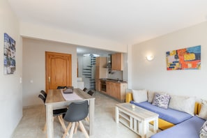 Eine moderne Wohnung mit Essbereich, Küche und Wohnzimmer.