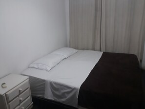 2 slaapkamers, een bureau, een strijkplank/strijkijzer, wifi