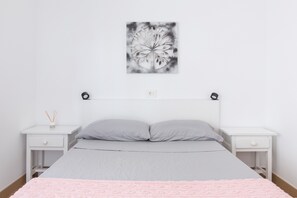 1 habitación, tabla de planchar con plancha, wifi gratis y ropa de cama 