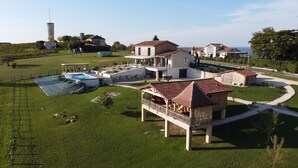A residential area with houses, a swimming pool, and a tower. - Cabin 'Muscadelle' with Shared Pool, Wi-Fi and Air Conditioning (Monbazillac)