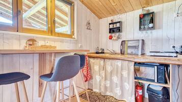 Een koelkast, een microgolfoven, een kookplaat