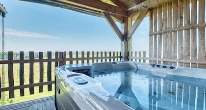 Cabaña 'Malfourat' con piscina compartida, Wi-Fi y aire acondicionado
