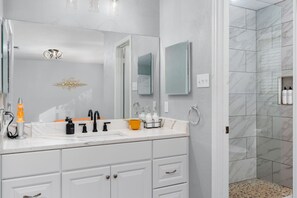 Family House, 6 Bedrooms, Non Smoking, Private Pool | Bathroom - 70s House Fun 6 Bedroom Pool Game Room (Round Rock)