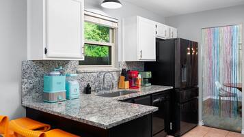 Family House, 6 Bedrooms, Non Smoking, Private Pool | Private kitchen | Coffee/tea maker, electric kettle