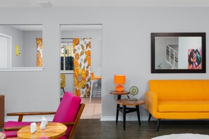 บ้านพักสำหรับครอบครัว, 6 ห้องนอน, ปลอดบุหรี่, สระว่ายน้ำส่วนตัว | บริเวณนั่งเล่น | สมาร์ททีวี 55 นิ้ว พร้อมช่องดิจิตอล