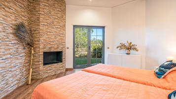 4 bedrooms, iron/ironing board, free WiFi, bed sheets