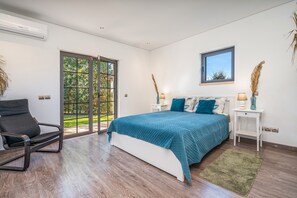 4 slaapkamers, een strijkplank/strijkijzer, gratis wifi, beddengoed