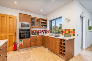 Fridge, microwave, oven, stovetop - Country House 'Quinta Dos 4 Ventos' with Private Pool, Wi-Fi and Air Conditioning (Silves)