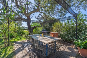Outdoor dining - Country House 'Quinta Dos 4 Ventos' with Private Pool, Wi-Fi and Air Conditioning (Silves)