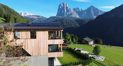 Apartment 'Apartments Emilia 1' with Mountain View, Private Terrace and Wi-Fi