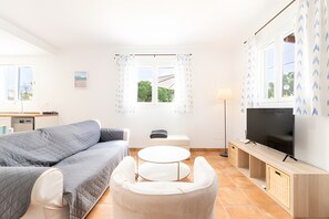 TV, ping pong - Villa 'Las Estrellas Cala Llombards' with Sea View, Wi-Fi and Air Conditioning (Cala Llombards)