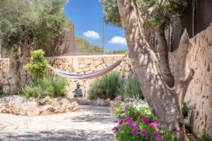 Property grounds - Villa 'Las Estrellas Cala Llombards' with Sea View, Wi-Fi and Air Conditioning (Cala Llombards)