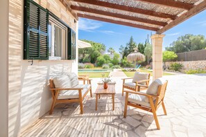 Terrace/patio - Villa 'Las Estrellas Cala Llombards' with Sea View, Wi-Fi and Air Conditioning (Cala Llombards)
