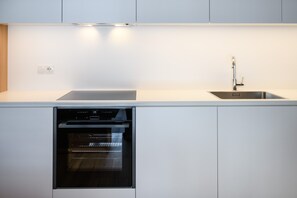 Fridge, oven, stovetop, dishwasher