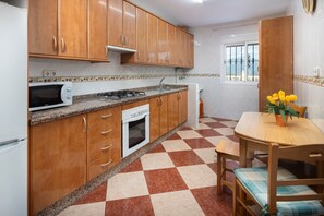 ثلاجة، ميكروويف، ماكينة لصنع القهوة/الشاي، غلّاية كهربائية