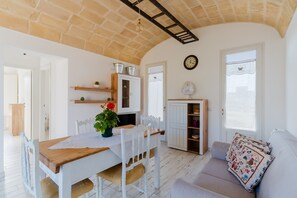 TV - Villa 'Dimora Balu'' with Sea View, Wi-Fi and Air Conditioning (Parabita)