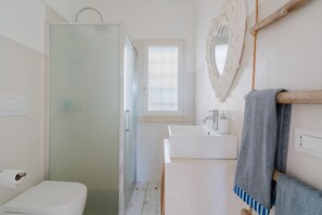 Douche, sèche-cheveux, serviettes fournies