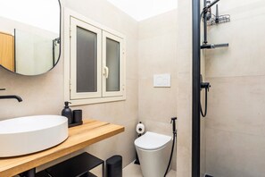 Douche, sèche-cheveux, serviettes fournies