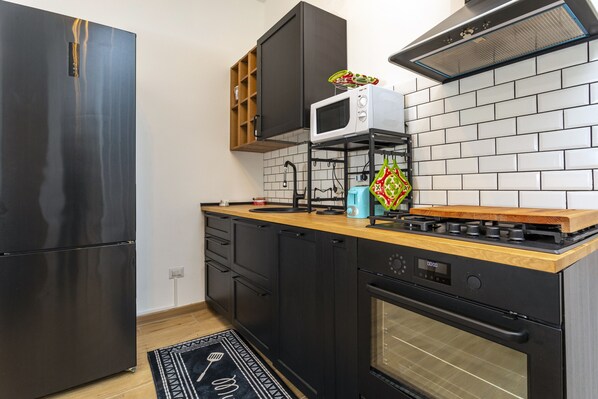 Frigorifero, microonde, forno, piano cottura