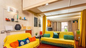 A living room with two sofas, a coffee table, and a wall-mounted shelf with decorative items. - Apartment 'La Dimora Di Via Manzoni' with Private Terrace, Wi-Fi and Air Conditioning (Catania)