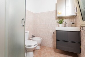 Een douche, een haardroger, handdoeken