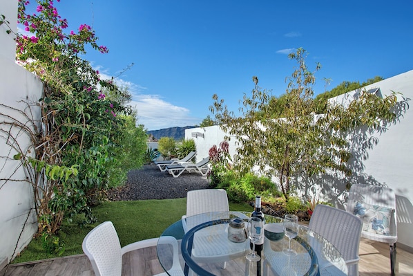 Outdoor dining - Holiday Home 'Casa Crater 3' with Mountain View, Wi-Fi and Air Conditioning (El Paso)