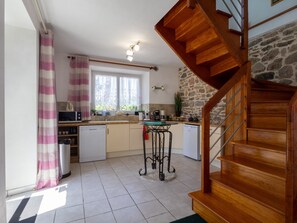 High chair - Bed and Breakfast 'Chambre Gaëllica' with Shared Garden and Wi-Fi (Lannion)