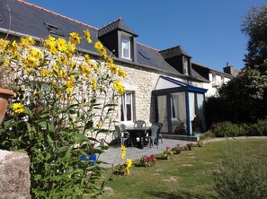 Exterior - Bed and Breakfast 'Chambre Gaëllica' with Shared Garden and Wi-Fi (Lannion)