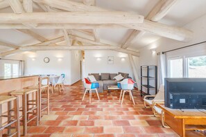 Interior - Cottage 'La Buisse - Grand Gite' with Mountain View, Private Terrace and Wi-Fi (Simiane-la-Rotonde)