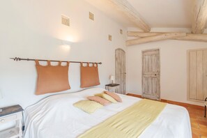 4 bedrooms, iron/ironing board, free WiFi, bed sheets