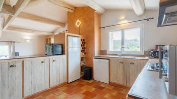 Een koelkast, een magnetron, een oven, een kookplaat