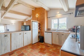 Fridge, microwave, oven, stovetop - Cottage 'La Buisse - Grand Gite' with Mountain View, Private Terrace and Wi-Fi (Simiane-la-Rotonde)