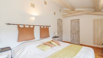 4 slaapkamers, een strijkplank/strijkijzer, gratis wifi, beddengoed