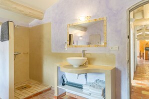 Shower, hair dryer, towels - Cottage 'La Buisse - Grand Gite' with Mountain View, Private Terrace and Wi-Fi (Simiane-la-Rotonde)