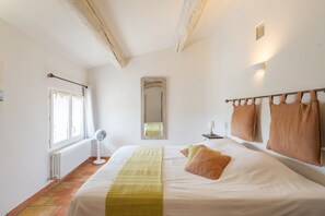 4 bedrooms, iron/ironing board, free WiFi, bed sheets - Cottage 'La Buisse - Grand Gite' with Mountain View, Private Terrace and Wi-Fi (Simiane-la-Rotonde)