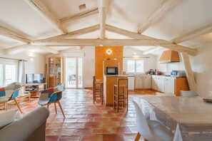 Dining - Cottage 'La Buisse - Grand Gite' with Mountain View, Private Terrace and Wi-Fi (Simiane-la-Rotonde)