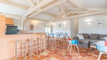 Televisión, reproductor de DVD, mesa de ping pong